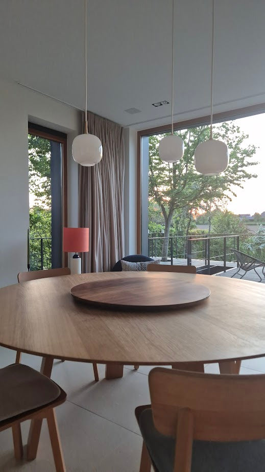 Walnoten lazy susan van 80 cm op een eettafel in Horebeke